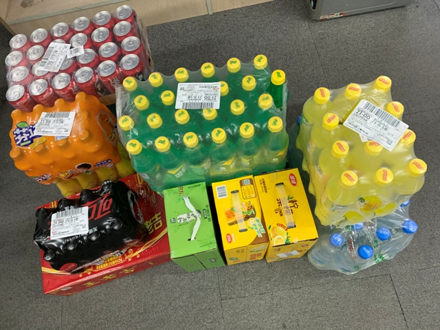 夏日將至，為犒勞現場員工抵抗酷暑的辛勤工作與付出，體現公司對現場洋山外港航交所在職員工的關心，公司為在職員工特準備了清涼飲品。